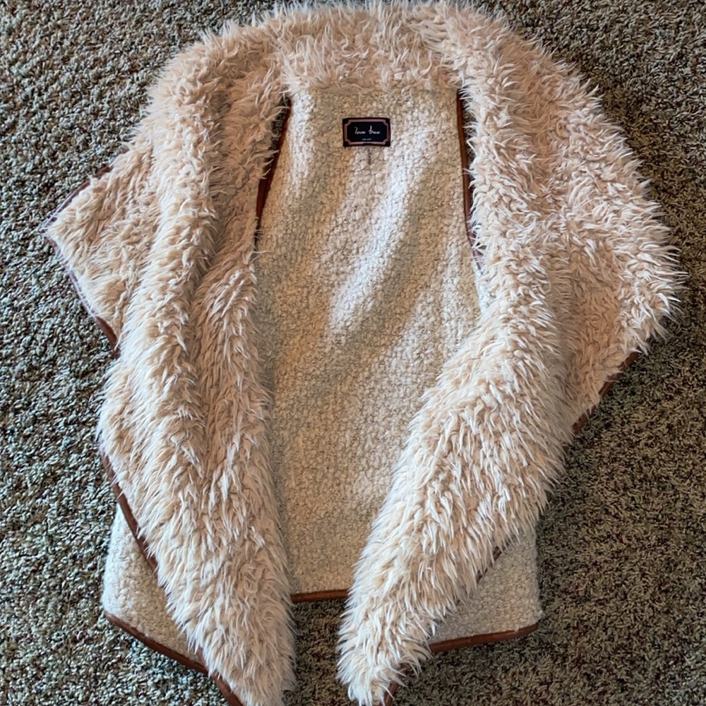 Beautiful vest. 78% Acrylic, 18% Wool, 4% Polyester., - Picture 7 of 8